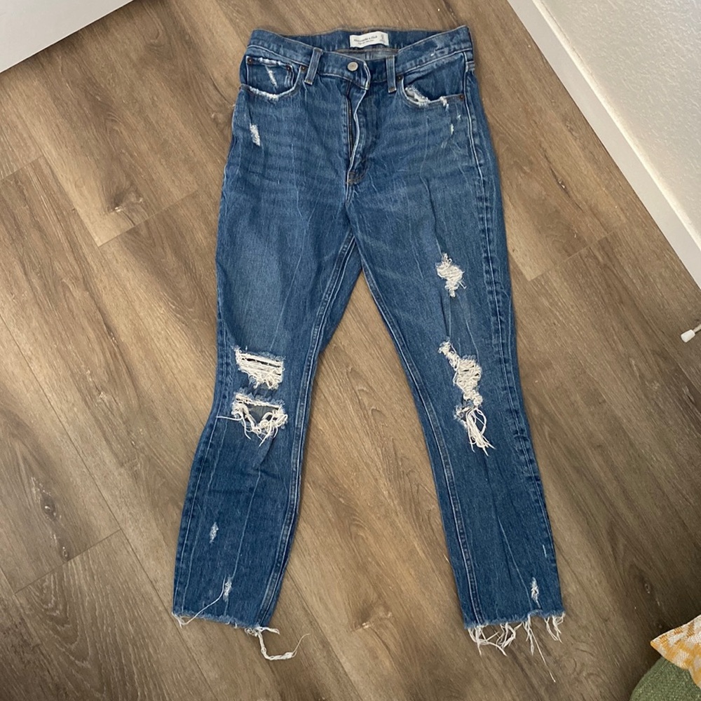 Abercrombie & Fitch, high rise mom jeans. Fair conditions. Size 27/4 regular.